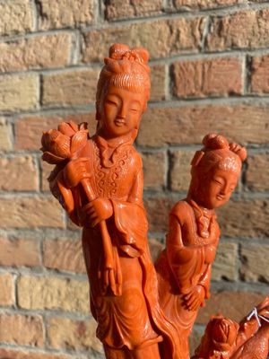 Een Chinese bloedkoralen groep van twee dames met lotusbloemen, 19/20e eeuw — foto 19