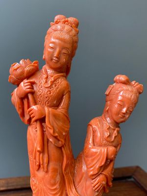 Een Chinese bloedkoralen groep van twee dames met lotusbloemen, 19/20e eeuw — foto 5