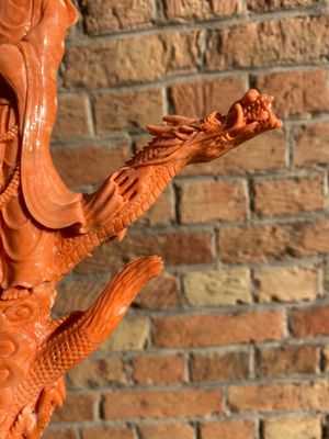 Een Chinese bloedkoralen sculptuur van een staande Bodhisattva met twee draken, 19/20e eeuw — foto 21