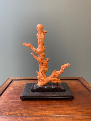 Een Chinese bloedkoralen sculptuur van een staande Bodhisattva met twee draken, 19/20e eeuw — foto 3