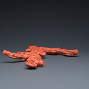 Een Chinese bloedkoralen sculptuur van een staande Bodhisattva met twee draken, 19/20e eeuw — foto 9