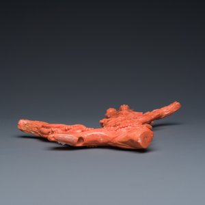 Een Chinese bloedkoralen sculptuur van een staande Bodhisattva met twee draken, 19/20e eeuw — foto 10