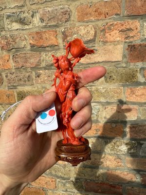 Een Chinese bloedkoralen sculptuur van een staande dame met een bloem, 19/20e eeuw — foto 1