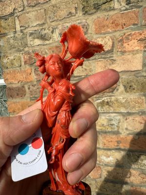 Een Chinese bloedkoralen sculptuur van een staande dame met een bloem, 19/20e eeuw — foto 2