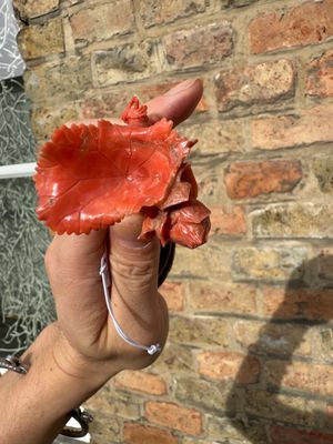 Een Chinese bloedkoralen sculptuur van een staande dame met een bloem, 19/20e eeuw — foto 7