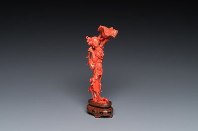 Een Chinese bloedkoralen sculptuur van een staande dame met een bloem, 19/20e eeuw