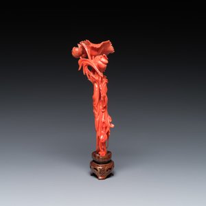 Een Chinese bloedkoralen sculptuur van een staande dame met een bloem, 19/20e eeuw — foto 3