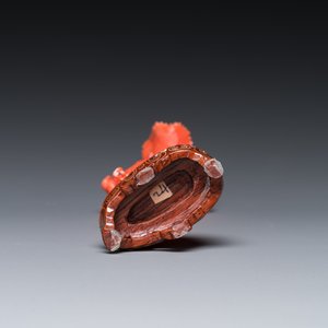 Een Chinese bloedkoralen sculptuur van een staande dame met een bloem, 19/20e eeuw — foto 7