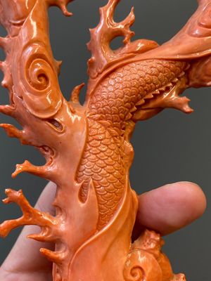 Een Chinese bloedkoralen sculptuur van een staande Guanyin met een draak, 19/20e eeuw — foto 11
