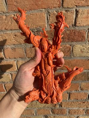 Een Chinese bloedkoralen sculptuur van een staande Guanyin met een draak, 19/20e eeuw — foto 14