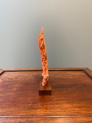 Een Chinese bloedkoralen sculptuur van een staande Guanyin met een draak, 19/20e eeuw — foto 2