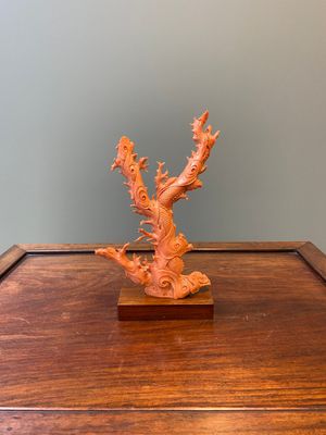 Een Chinese bloedkoralen sculptuur van een staande Guanyin met een draak, 19/20e eeuw — foto 3