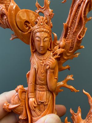 Een Chinese bloedkoralen sculptuur van een staande Guanyin met een draak, 19/20e eeuw — foto 5