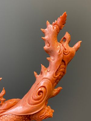 Een Chinese bloedkoralen sculptuur van een staande Guanyin met een draak, 19/20e eeuw — foto 10