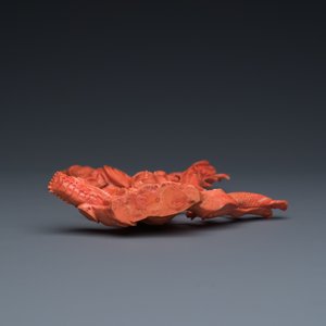 Een Chinese bloedkoralen sculptuur van een staande Guanyin met een draak, 19/20e eeuw — foto 7
