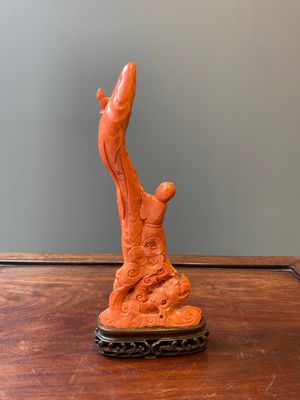 Een Chinese bloedkoralen sculptuur van een staande Guanyin met kind op een lotusbloem, 19/20e eeuw — foto 3