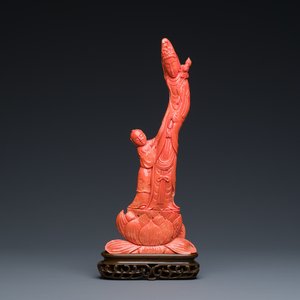 Een Chinese bloedkoralen sculptuur van een staande Guanyin met kind op een lotusbloem, 19/20e eeuw — foto 1