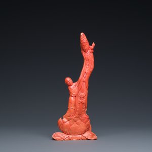 Een Chinese bloedkoralen sculptuur van een staande Guanyin met kind op een lotusbloem, 19/20e eeuw — foto 5