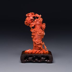Een Chinese bloedkoralen sculptuur van een vaas en deksel met pioenrozen, 19/20e eeuw — foto 1