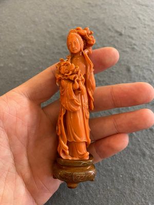 Een Chinese bloedkoralen sculptuur van Guanyin, 19/20e eeuw — foto 1