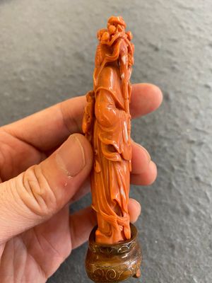Een Chinese bloedkoralen sculptuur van Guanyin, 19/20e eeuw — foto 2