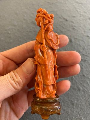 Een Chinese bloedkoralen sculptuur van Guanyin, 19/20e eeuw — foto 3