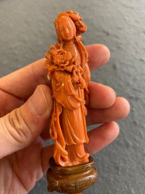 Een Chinese bloedkoralen sculptuur van Guanyin, 19/20e eeuw — foto 5
