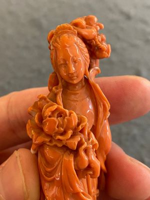 Een Chinese bloedkoralen sculptuur van Guanyin, 19/20e eeuw — foto 6