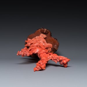 Een Chinese bloedkoralen sculptuur van Xiwangmu op een rots, 19/20e eeuw — foto 6
