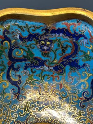 Een Chinese bloemvormige cloisonné kom met drakendecor, Qianlong — foto 6