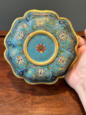 Een Chinese bloemvormige cloisonné kom met drakendecor, Qianlong — foto 7