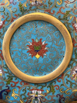 Een Chinese bloemvormige cloisonné kom met drakendecor, Qianlong — foto 8