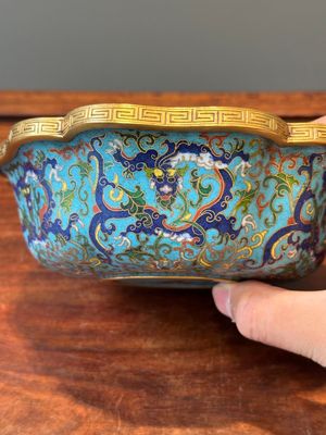 Een Chinese bloemvormige cloisonné kom met drakendecor, Qianlong — foto 9