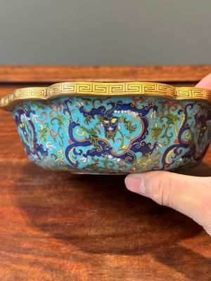 Een Chinese bloemvormige cloisonné kom met drakendecor, Qianlong — foto 10