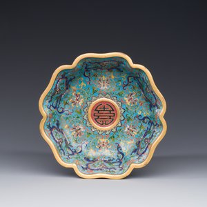 Een Chinese bloemvormige cloisonné kom met drakendecor, Qianlong — foto 7