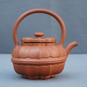 Een Chinese bloemvormige Yixing steengoed theepot met deksel, Kangxi — foto 12