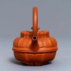 Een Chinese bloemvormige Yixing steengoed theepot met deksel, Kangxi — foto 3