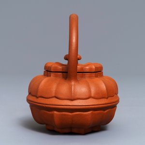 Een Chinese bloemvormige Yixing steengoed theepot met deksel, Kangxi — foto 5