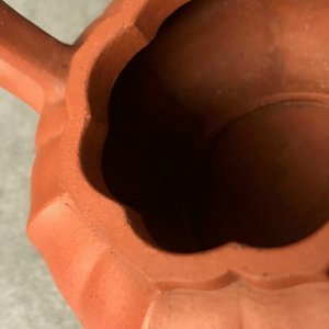 Een Chinese bloemvormige Yixing steengoed theepot met deksel, Kangxi — foto 9