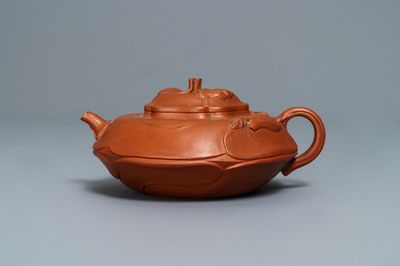 Een Chinese bloemvormige Yixing steengoed theepot met deksel, Kangxi