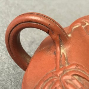 Een Chinese bloemvormige Yixing steengoed theepot met deksel, Kangxi — foto 13