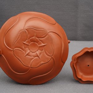 Een Chinese bloemvormige Yixing steengoed theepot met deksel, Kangxi — foto 24