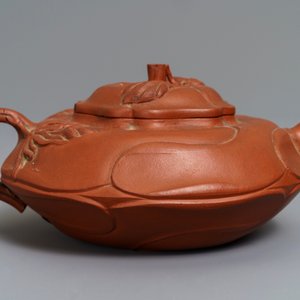 Een Chinese bloemvormige Yixing steengoed theepot met deksel, Kangxi — foto 4
