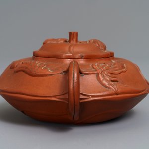 Een Chinese bloemvormige Yixing steengoed theepot met deksel, Kangxi — foto 5