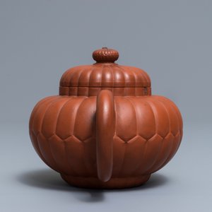 Een Chinese bloemvormige Yixing steengoed theepot met deksel, Kangxi — foto 2