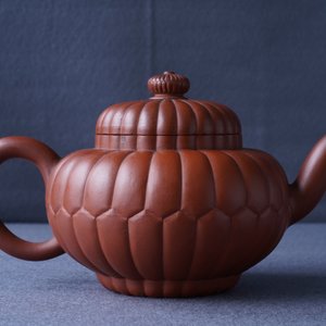 Een Chinese bloemvormige Yixing steengoed theepot met deksel, Kangxi — foto 22