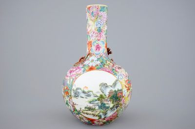 Een Chinese bolvaas met mille fleurs decor en een draak in reliëf, 19/20e eeuw