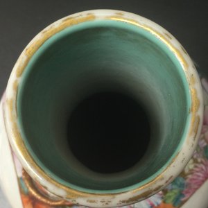 Een Chinese bolvaas met mille fleurs decor en een draak in reliëf, 19/20e eeuw — foto 9