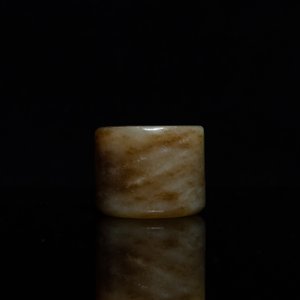 Een Chinese boogschuttersring in gevlekte celadon jade, Ming — foto 3
