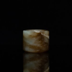 Een Chinese boogschuttersring in gevlekte celadon jade, Ming — foto 5